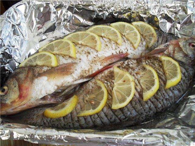 Как приготовить леща в духовке целиком, в фольге, с картошкой