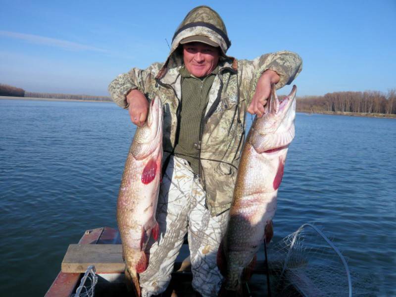 Зимняя рыбалка на реке - поиск мест, подбор наживок и способов