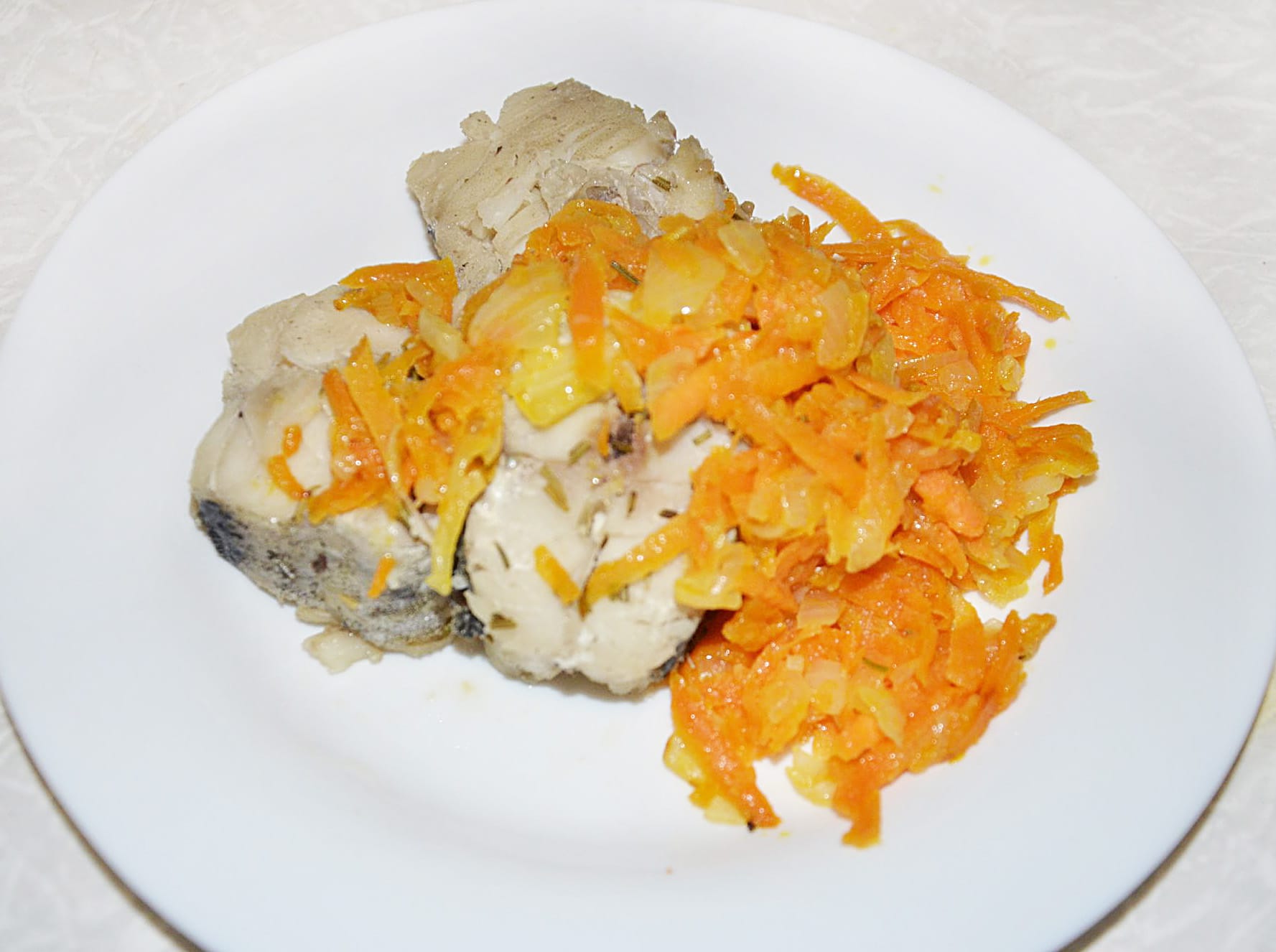 Пошаговый рецепт тушеного минтая с морковкой и луком с фото