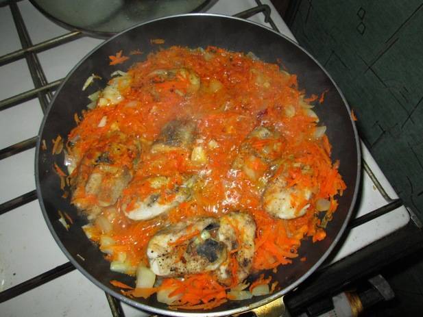 Рыба в томатном соусе с морковью и луком – 5 рецептов