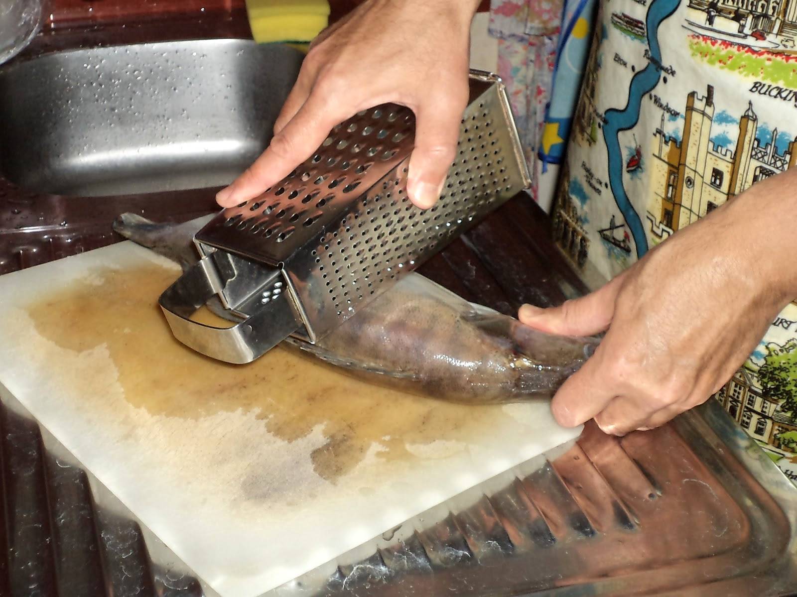 Как почистить рыбу от чешуи быстро. как почистить рыбу в домашних условиях быстро. в данной статье описаны способы и небольшие хитрости по чистке рыбы в домашних условиях.