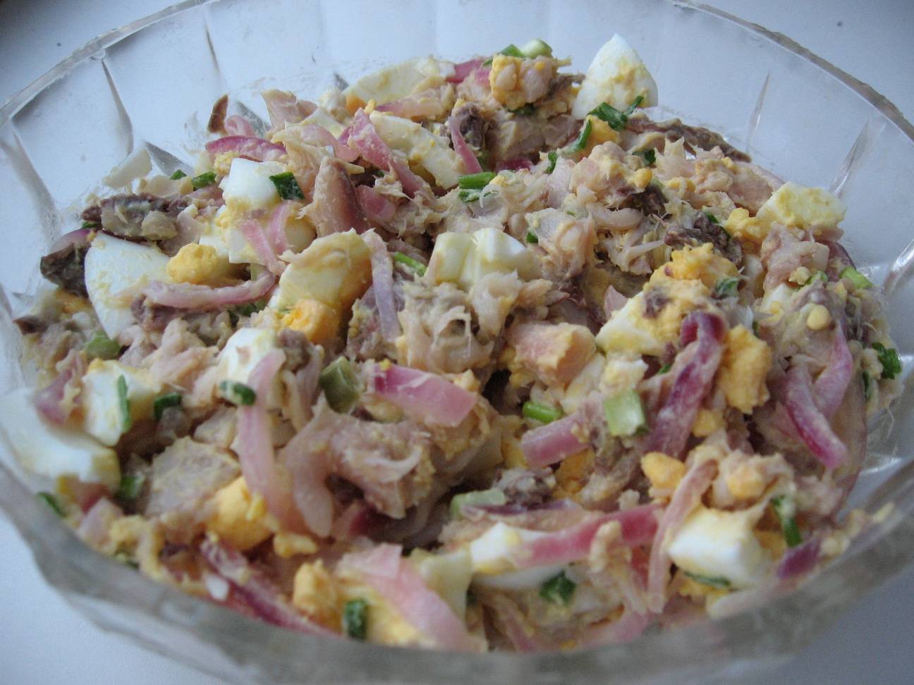 Салат с копченой рыбой – 7 вкусных рецептов приготовления