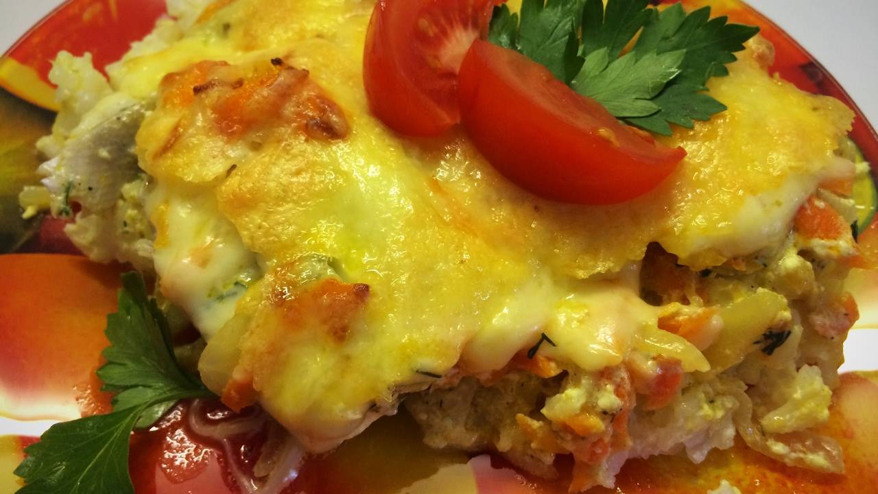 Рыба запеченная в соусе красном с луком и грибами