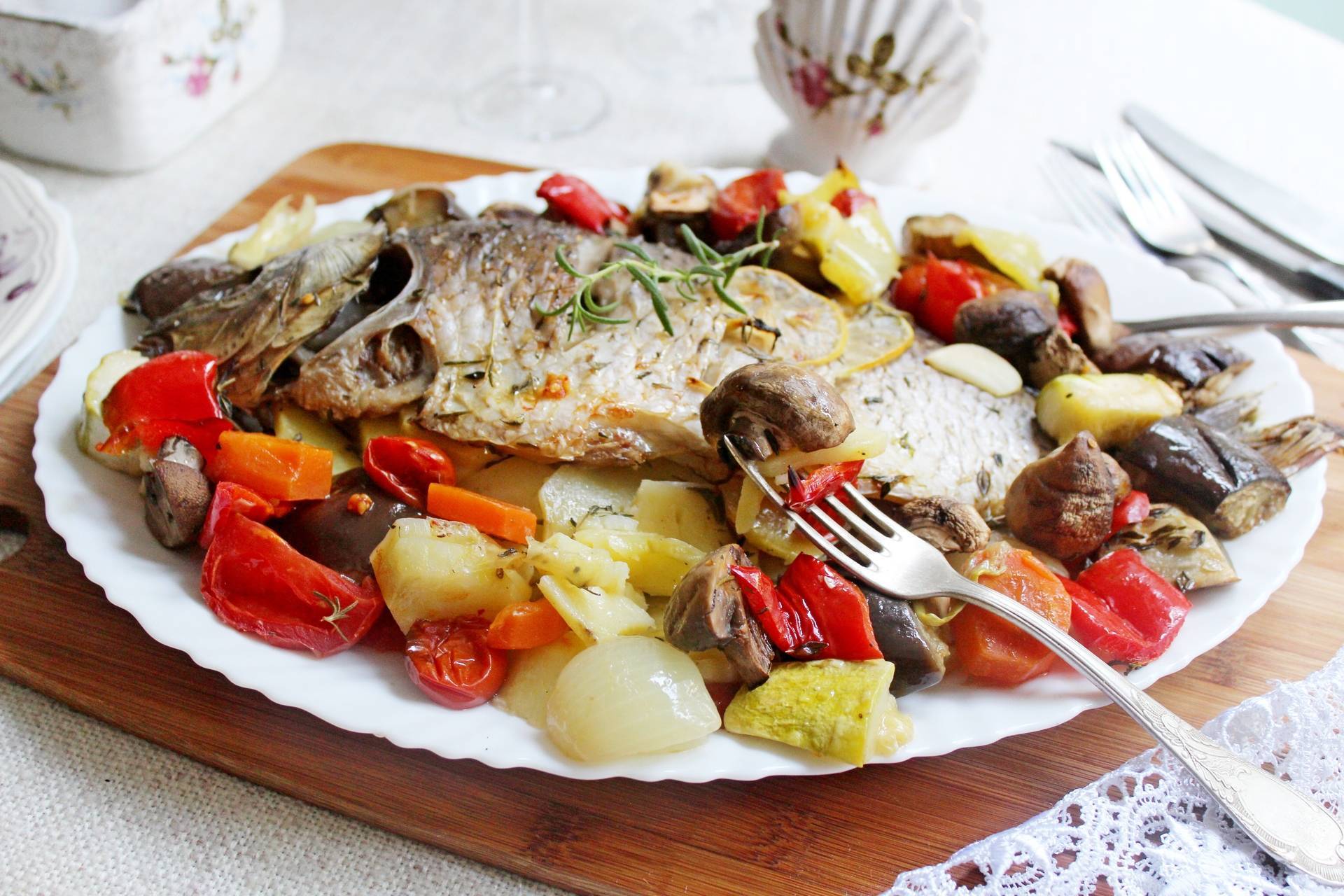 Рыба, запеченная в духовке - рецепт с фото. как вкусно приготовить целиком или кусочками