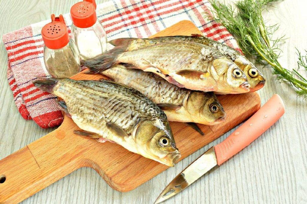 Калорийность карася жареного, вареного, копченого, сушеного, чем полезен для здоровья, польза и вред речной рыбы