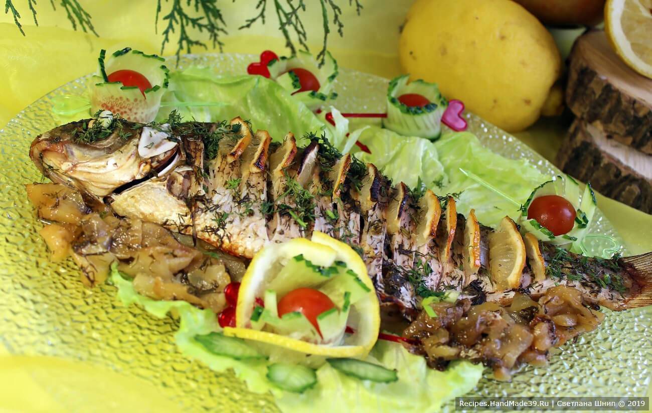 Карп запеченный в духовке, вкуснее не бывает: рецепты, фото, видео