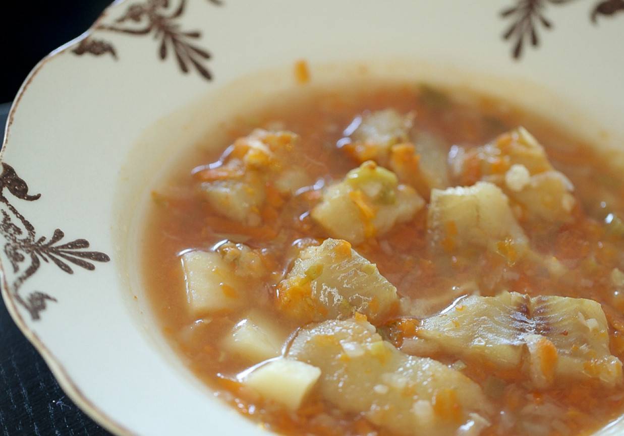 Вкусный суп из минтая. Рыбный суп из минтая. Суп с минтаем. Суп рыбный с минтаем. Рыбный суп из филе минтая.