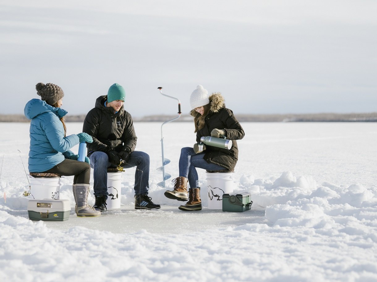 Рыбаки друзья зимой