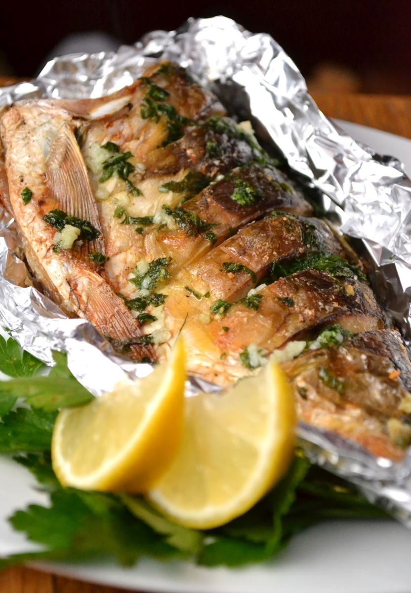 Вкусно приготовить карпа в духовке целиком фольге. Блюда из рыбы. Рыба в духовке. Красивые рыбные блюда. Красивые блюда из рыбы.