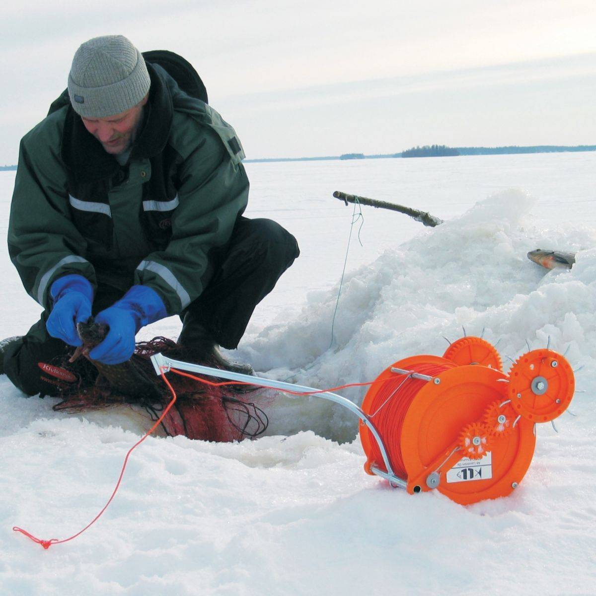 Зимняя торпеда. Приспособление для подледной рыбалки. Лебедки для зимней рыбалки. Финская лебедка для установки сетей. Приспособление для протяжки сетей подо льдом.