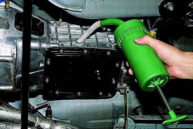 Как сменить масло в двигателе без смотровой ямы или подъемника