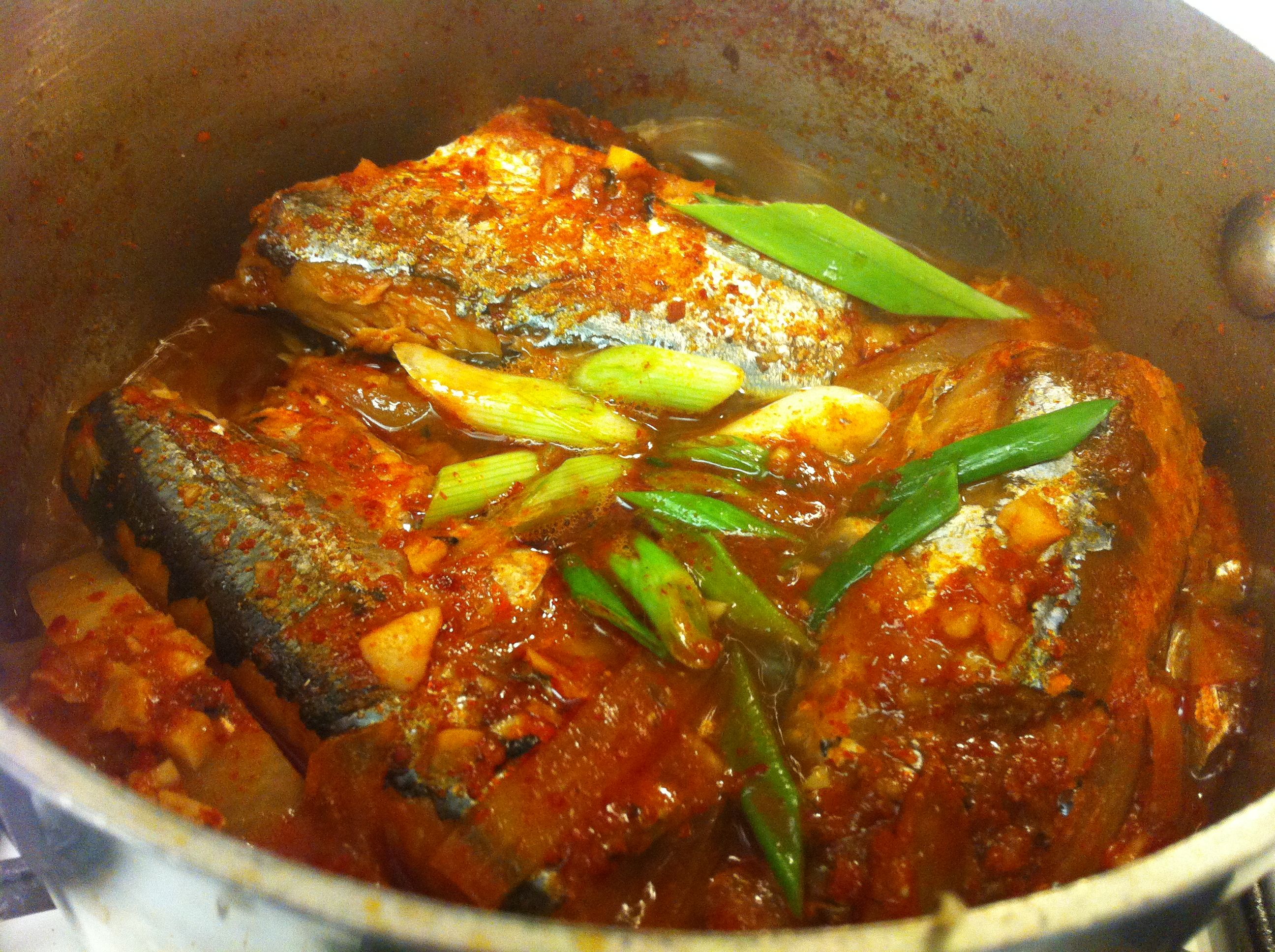 Вкусный рецепт жареной щуки на сковороде. Щука в томатном соусе. Рыба тушеная с луком. Рыба тушёная с овощами на сковороде. Щука тушеная в казане.