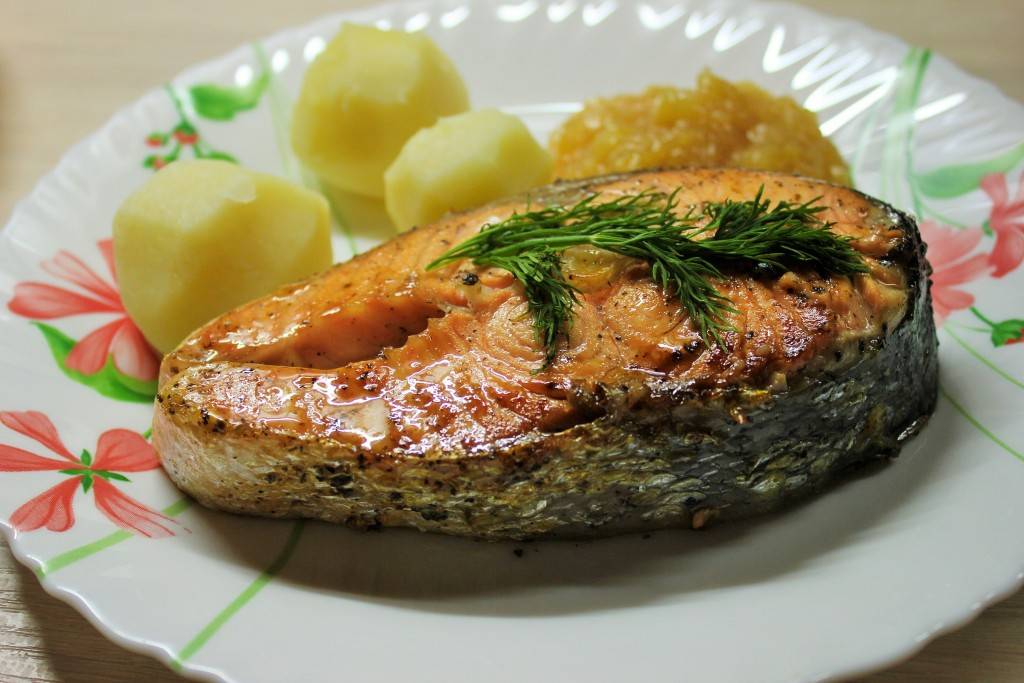 Сочный стейк лосося на сковороде