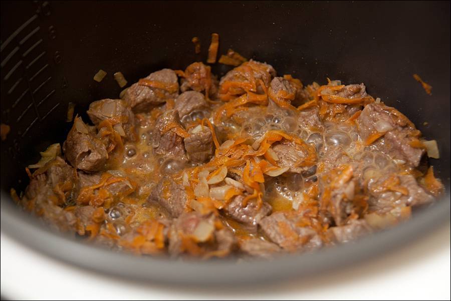 Пошаговый рецепт тушеного мяса в казане. Мясо тушеное с луком и морковью. Свинина с морковью и луком. Свинина тушеная с морковью. Жареное мясо с луком и морковью.