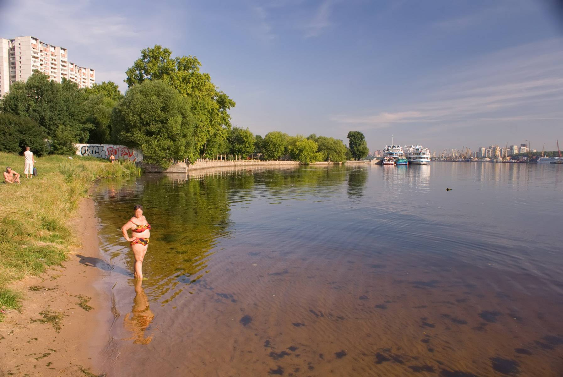 Москва отдых летом. Строгино озеро пляж. Строгино пруд. Озеро Строгино Москва. Метро Строгино озеро купаться.