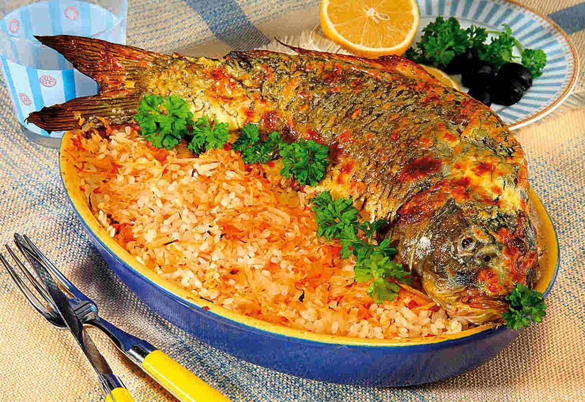 Рыба запеченная с рисом. Карп фаршированный капустой квашеной. Рыба с рисом в духовке. Рыба запеченная с овощами.