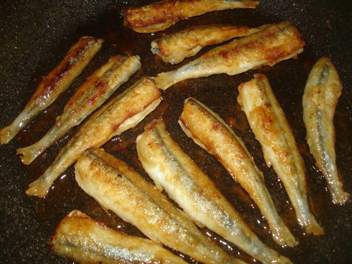 Сколько и как жарить корюшку на сковороде?
