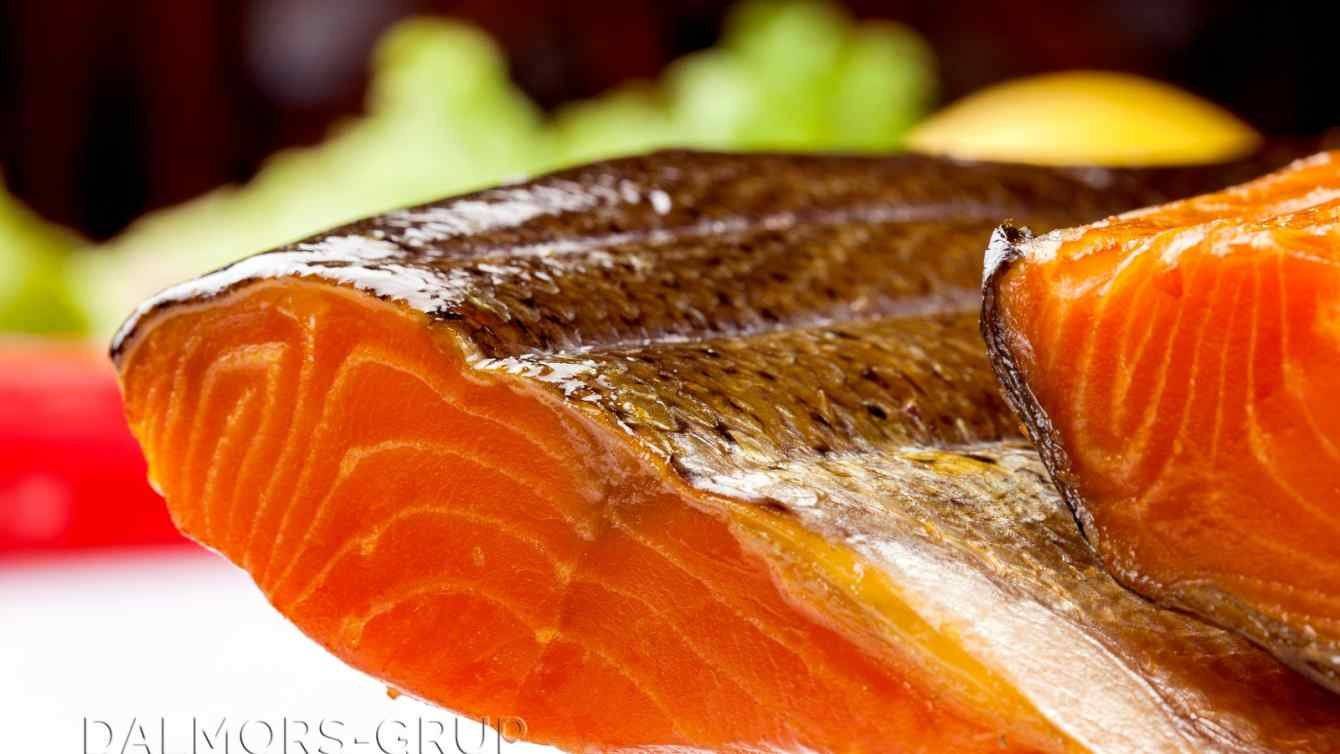 Красная рыба копченая: как закоптить холодным копчением, калорийность