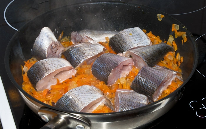 Рыба тушеная - 148 рецептов приготовления пошагово - 1000.menu