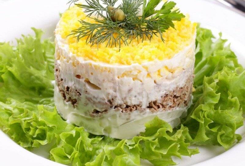 Слоеный салат с рыбной консервой и картошкой, праздничный рецепт