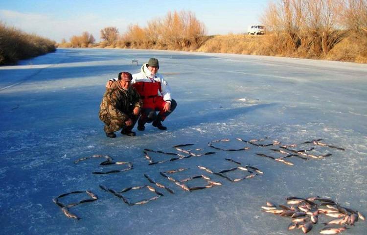 Зимнее озеро с рыбаками