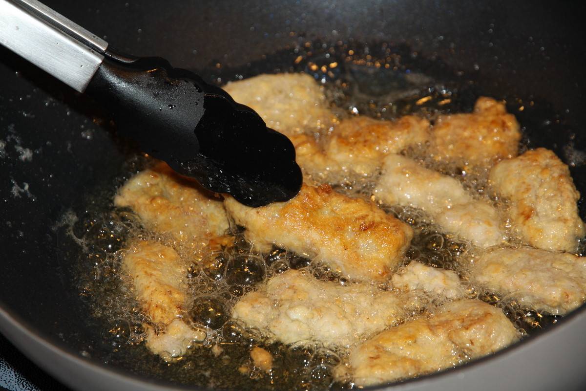 Треска в кляре жареная на сковороде. как приготовить вкусную сочную рыбу