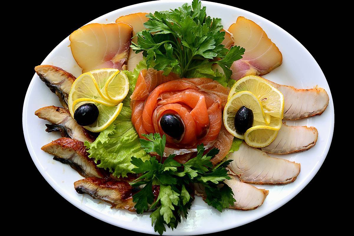 Праздничный рыбный стол — варианты оформления закусок, нарезок, бутербродов из рыбы: фото. украшение, оформление и сервировка блюд из красной, фаршированной, жареной, рыбы и рыбы горячего копчения: фото