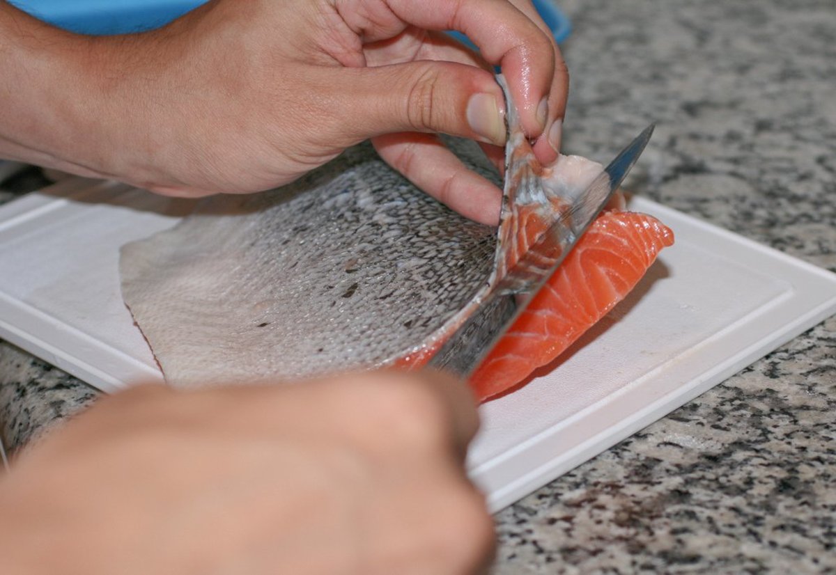 Как быстро чистить и разделывать мороженную рыбу