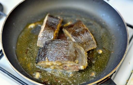 Как пожарить речную рыбу на сковороде: сколько времени и как правильно жарить