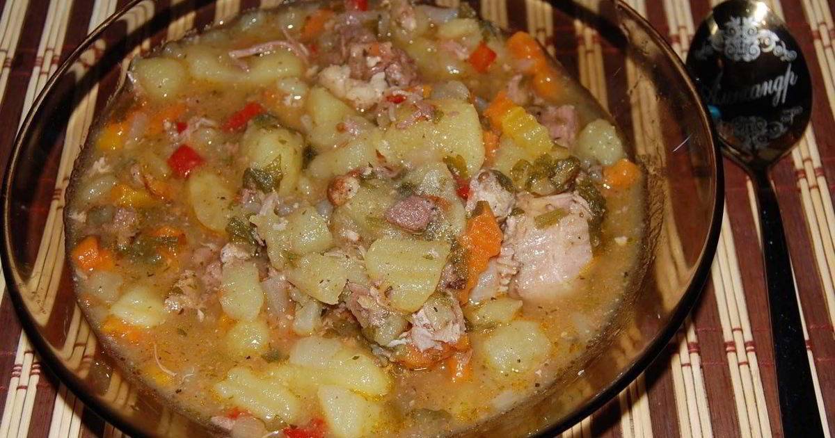 Жареная картошка с тушенкой. Картошка с тушенкой. Тушёная картошка с тушёнкой. Картошка с тушёнкой в мультиварке. Картошка с тушенкой в кастрюле.