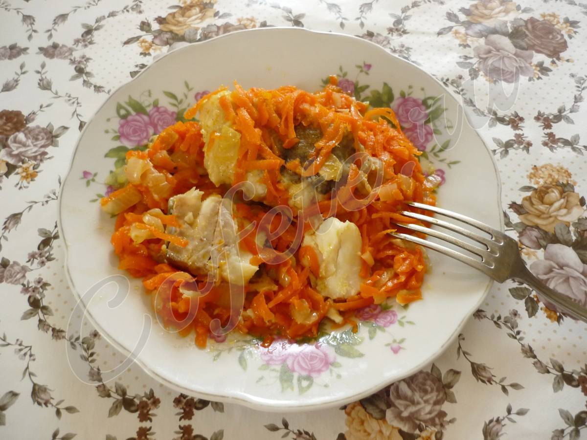 Рыба, тушеная с морковью и луком — 5 рецептов приготовления