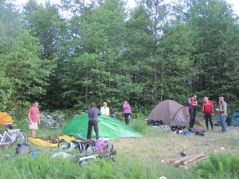 По прибытии на поляну мы разбили лагерь. Туристический лагерь. Походный лагерь. Туристический лагерь в лесу. Лагерь на природе с палатками.