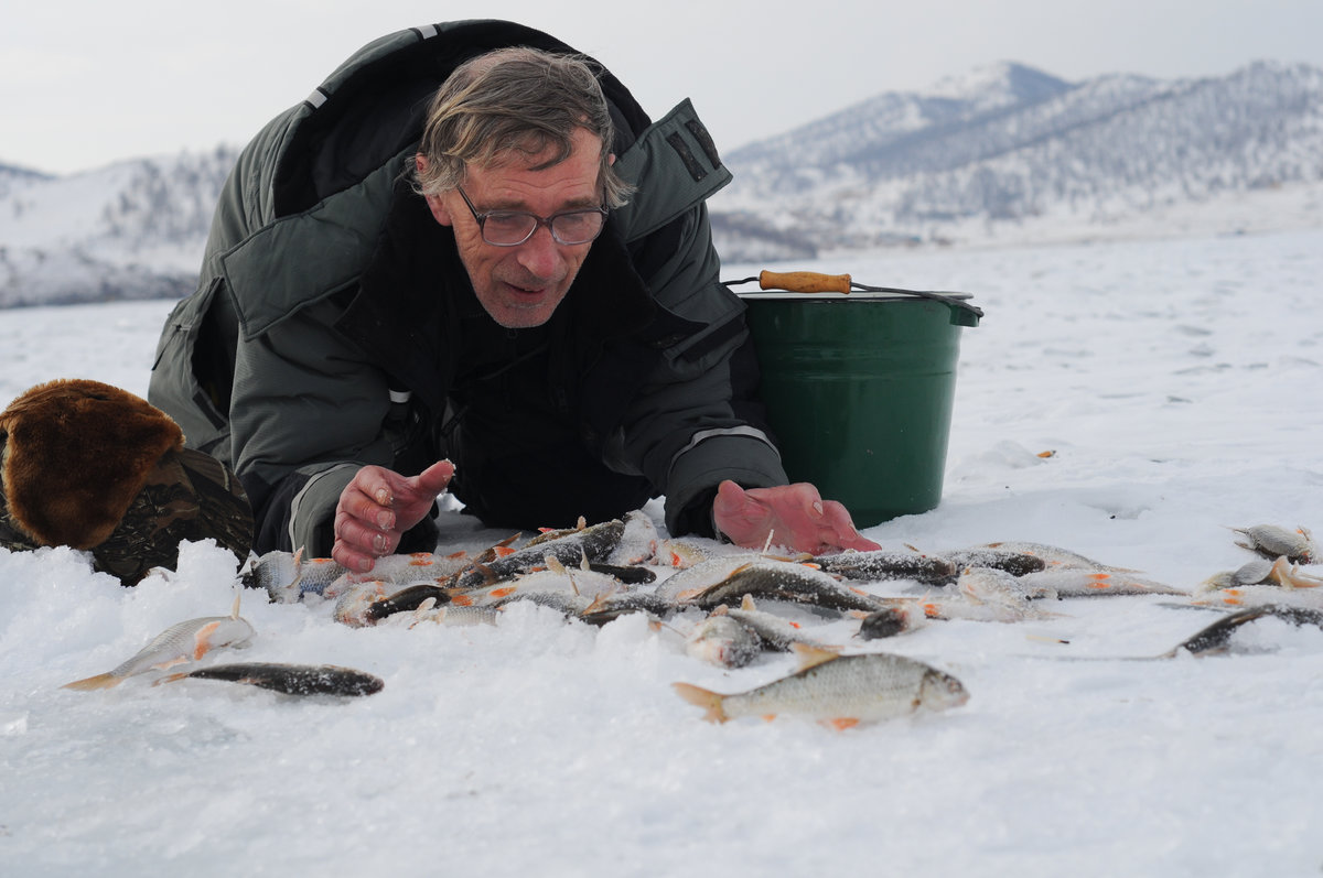 Ловим последние дни. Зимняя рыбалка. Рыбак зимой. Зимняя рыбалка на Байкале. Подледная рыбалка на Байкале.