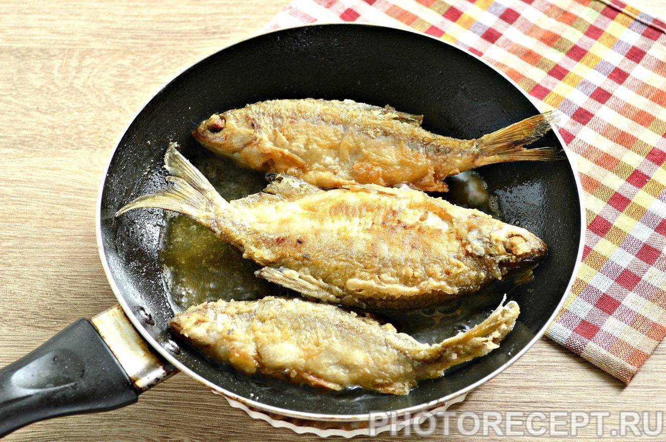 Как вкусно приготовить рыбу на сковороде без жарки: советы, рецепты