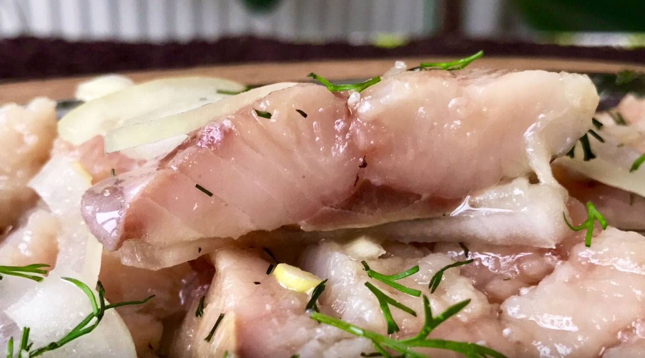 Как посолить селедку в домашних условиях: 7 рецептов на любой вкус