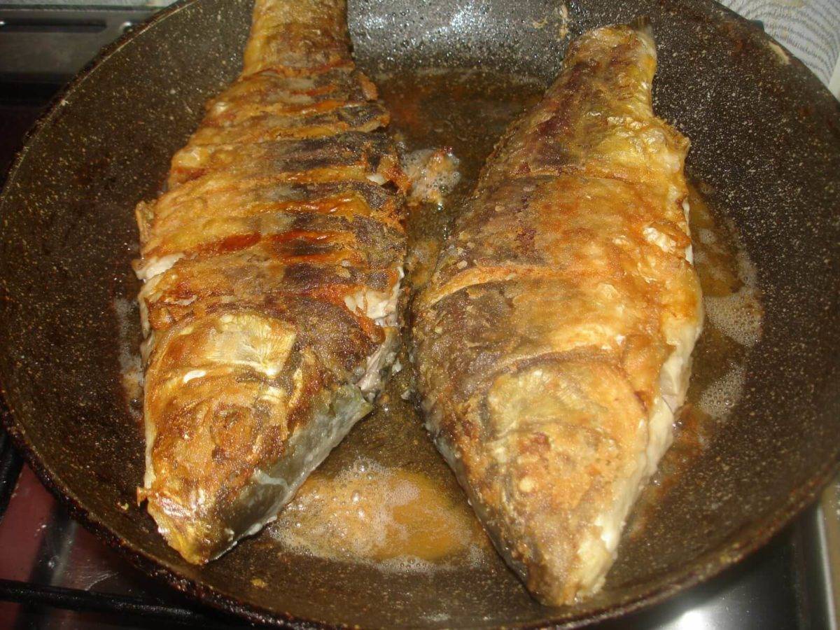 Жареная рыба на сковороде фото