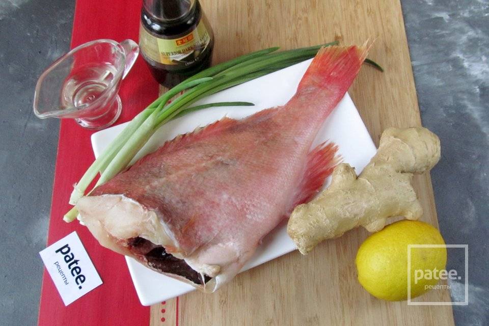 морской окунь на луковой подушке