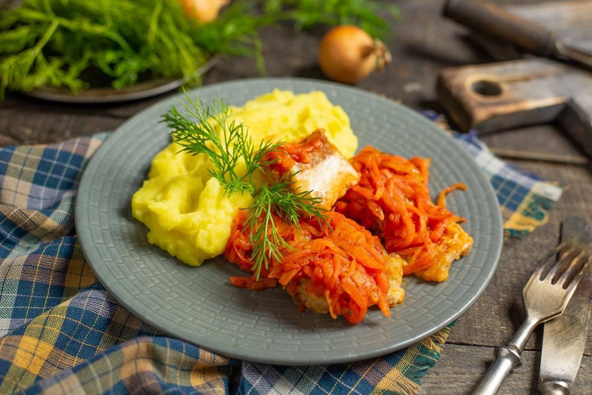 Рыба на сковороде с луком и морковью