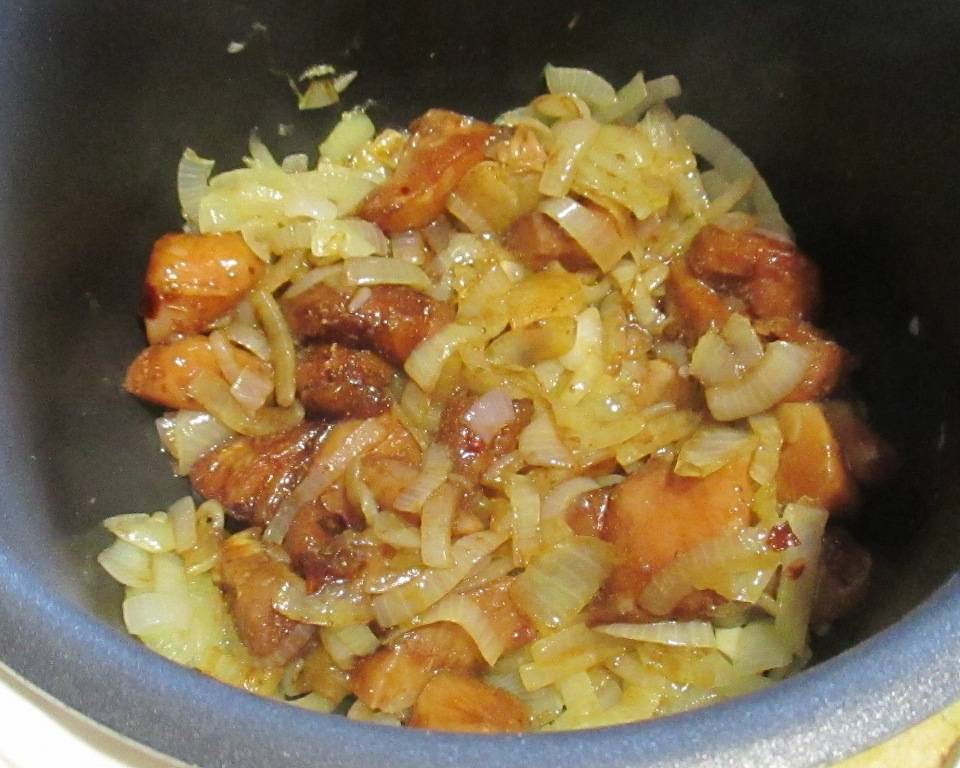 Рыба с луком, морковью и сметаной в мультиварке пошаговый рецепт