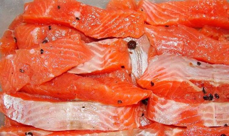 Как засолить свежемороженого лосося в домашних условиях вкусно, просто и быстро
