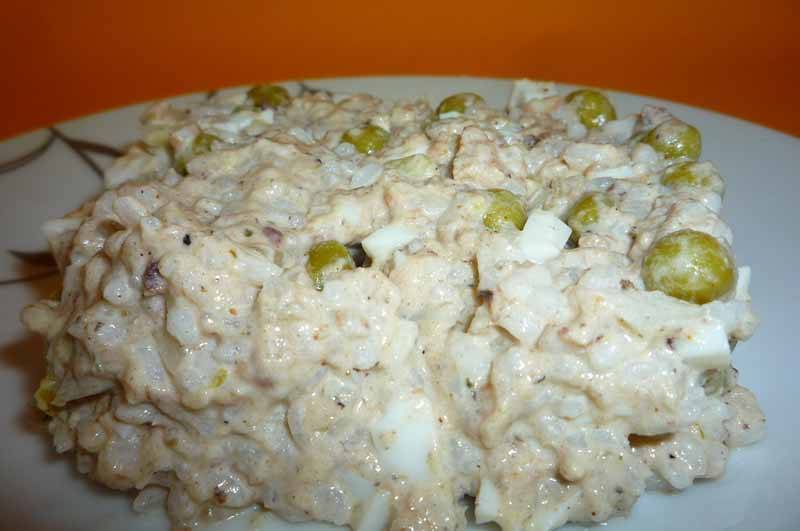 Салат с рисом и рыбными консервами — 7 рецептов приготовления
