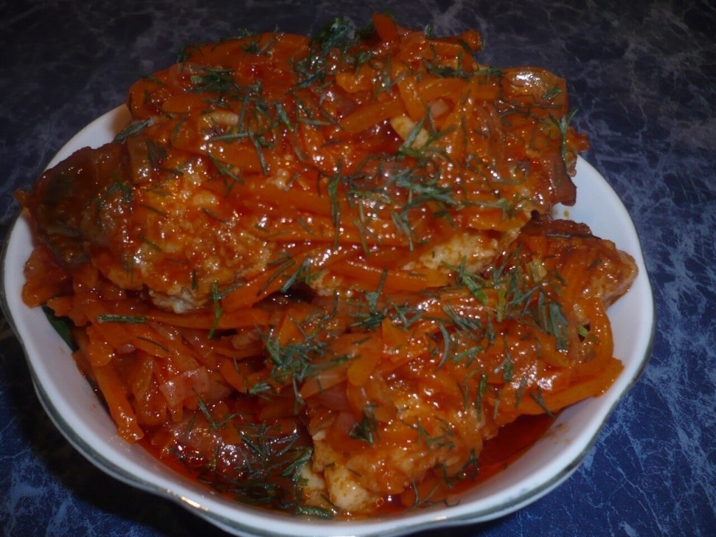Рыба в томате с морковью и луком — как приготовить на сковороде, вкусные рецепты
