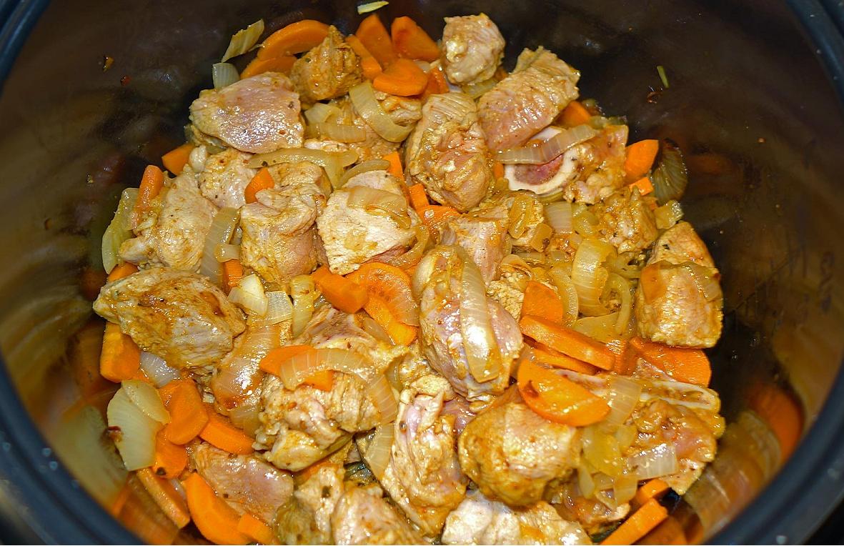 Курица кусочками в кастрюле. Курица тушеная с морковкой. Тушеная курица с луком и морковью. Мясо тушеное с луком и морковью. Тушёная морковь с луком.