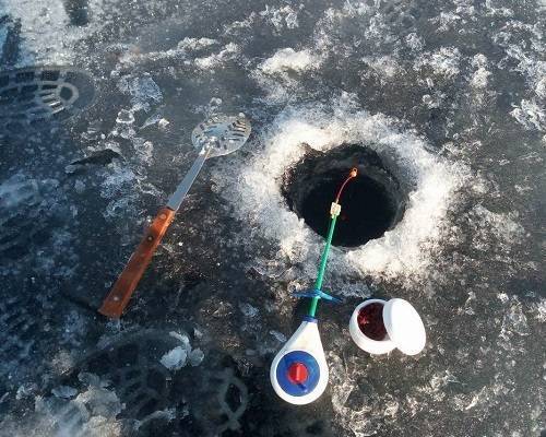 Ловля плотвы по первому льду