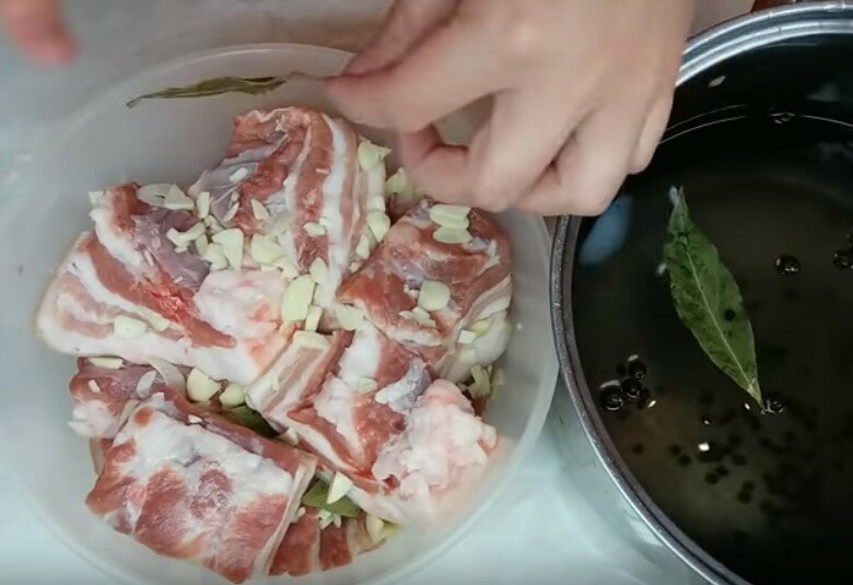 Сало соленое в рассоле в луковой шелухе - 8 самых вкусных рецептов с чесноком