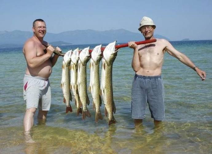 Рыбачат ли в озерах. Чивыркуйский залив рыбалка. Рыбалка на озере Байкал летом. Чивыркуйский залив на Байкале рыбалка. Озеро Байкал рыбалка летняя.