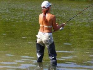 Ловить рыбу удочкой девушке