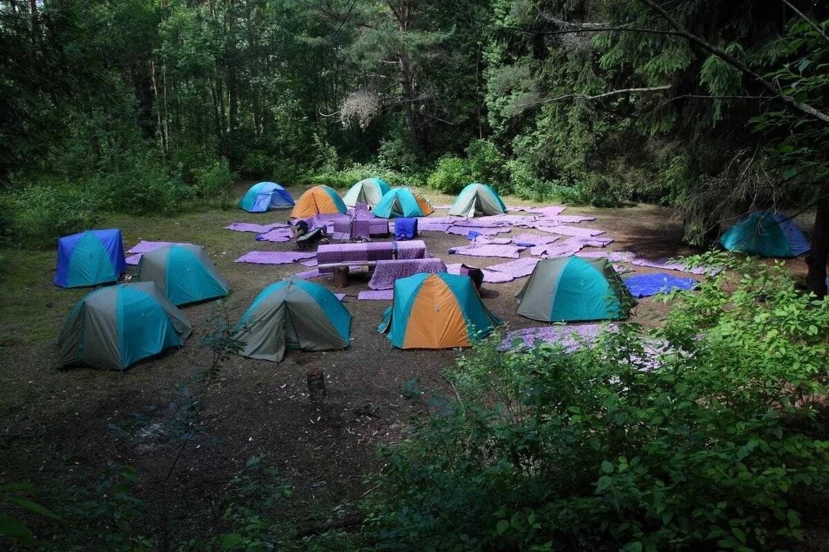 Разбивать лагерь. Озеро Волго палаточный лагерь. Шира Сосновый Бор палаточный лагерь. Палаточный лагерь Яльчик. Палаточный лагерь на Дукке.