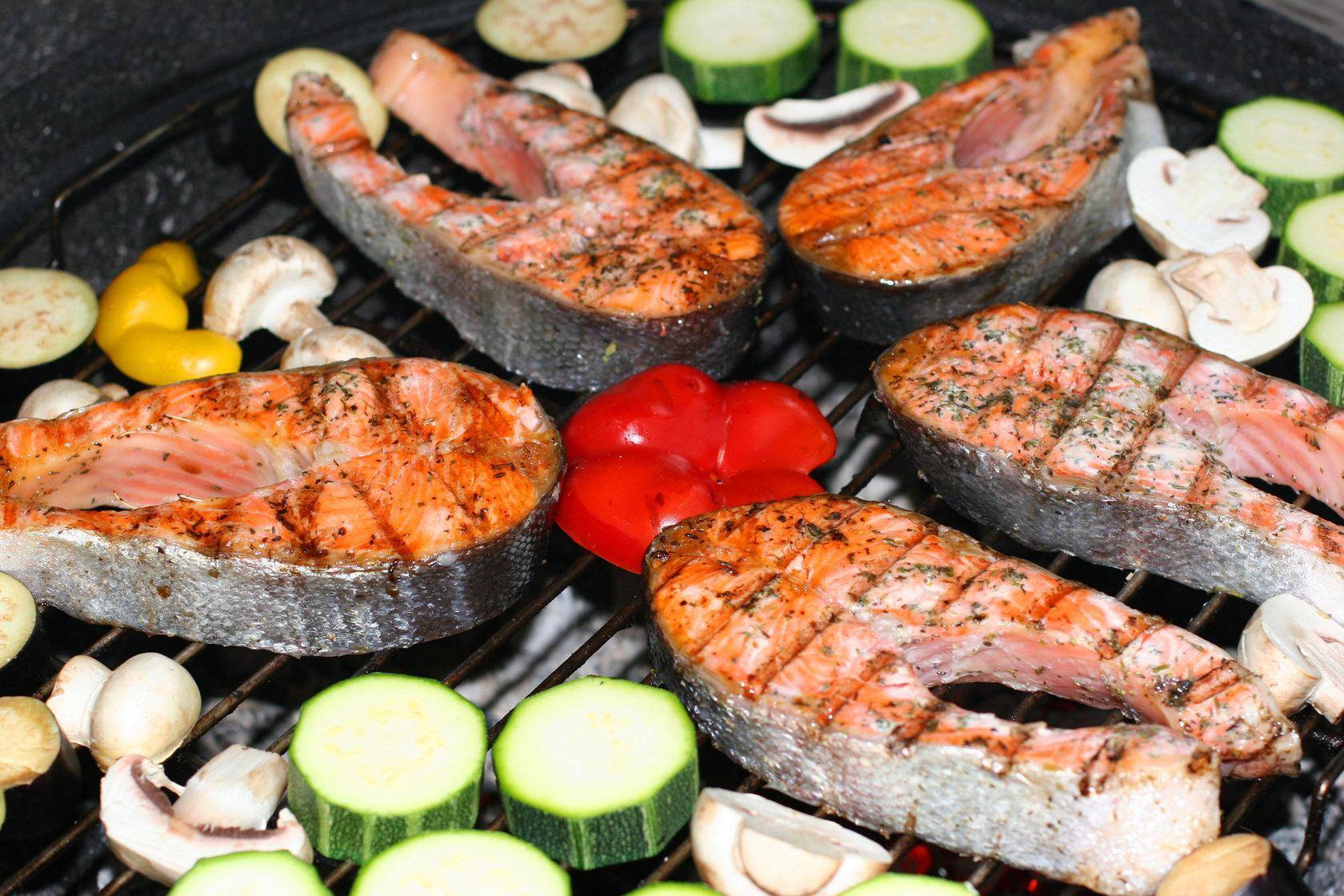 Блюдами из мяса рыбы овощей. Рыба на гриле. Сёмга на мангале на решетке. Мангал рыба.