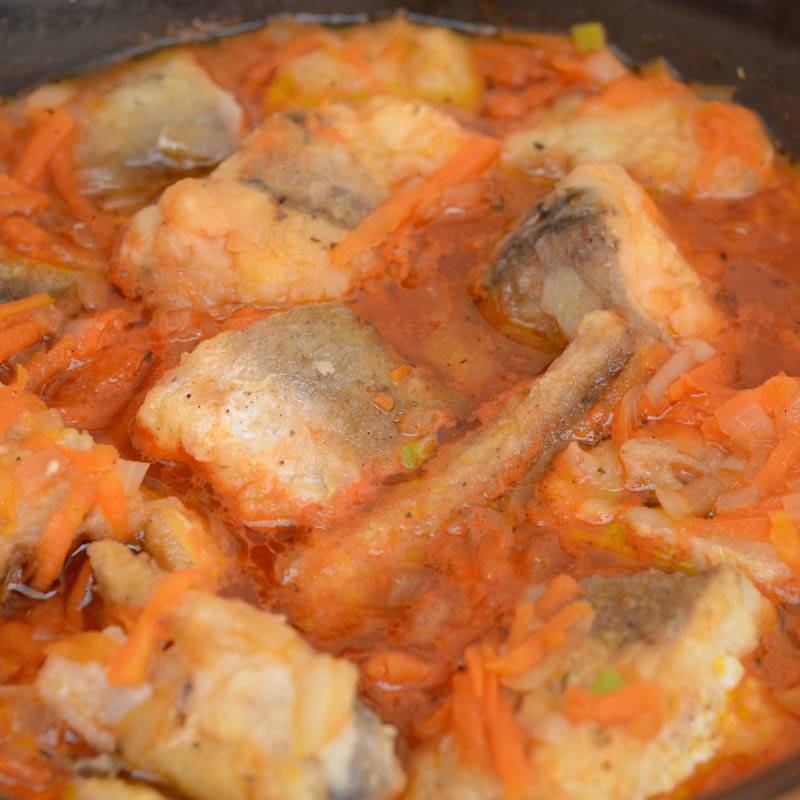 Рыба в томате с луком и морковью тушеная рецепт с фото пошагово и видео - 1000.menu